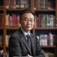 91达人教育培训顾问赵明，温和学者气质，书架背景